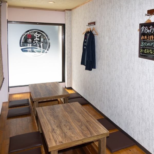 【心地よい癒し空間】当店はお座席を完備しており、靴を脱いでリラックスできる空間が広がっています。そこは日常の喧騒を忘れさせてくれるほどの居心地の良さ◎こだわりのお席で、美味しい料理やお酒を味わいながらゆったりとした時間を過ごしてみてはいかがでしょうか。