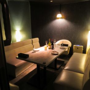 [女孩之夜/团体聚会/生日/周年纪念日]适合小型公司宴会的高品质空间♪可容纳4至8人的完全私人房间，适合各种场合☆〜新宿完全私人房间Italian Ark Lounge Shinjuku西口站~