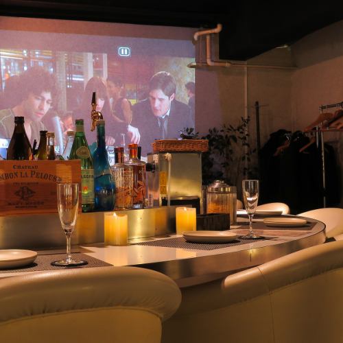 [For dates/anniversaries] Couple seats that bring the two of you closer together / The main floor is equipped with a super large projector, so you can also watch sports such as soccer.