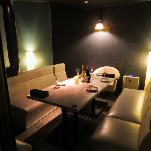 [For a girls' night out/group party] Completely private room with a relaxing sofa with a door ☆ Spend a wonderful time in a private room with an outstanding atmosphere ♪ Perfect for girls' night out, birthdays, and anniversaries ◎~Shinjuku Completely private Italian room Ark Lounge Shinjuku West Exit Ekimae Branch ~
