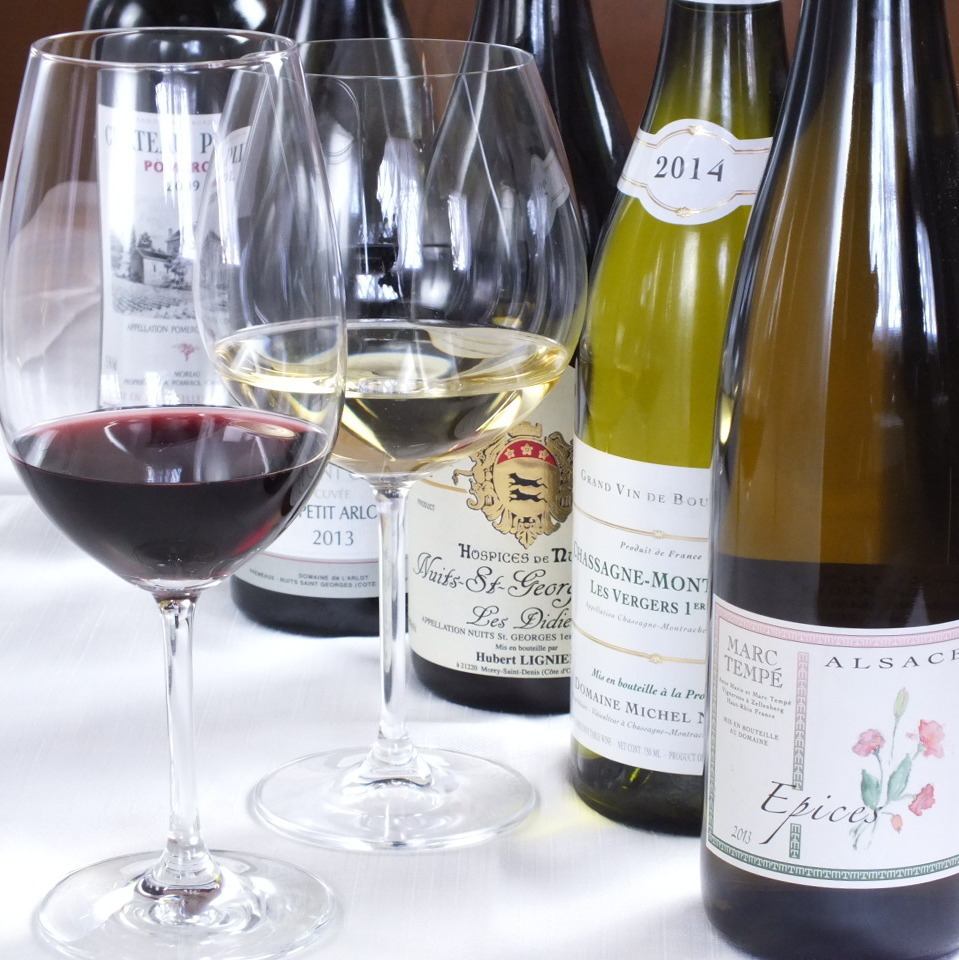 100 여종 300 개의 프랑스 산을 중심으로 한 와인을 준비.