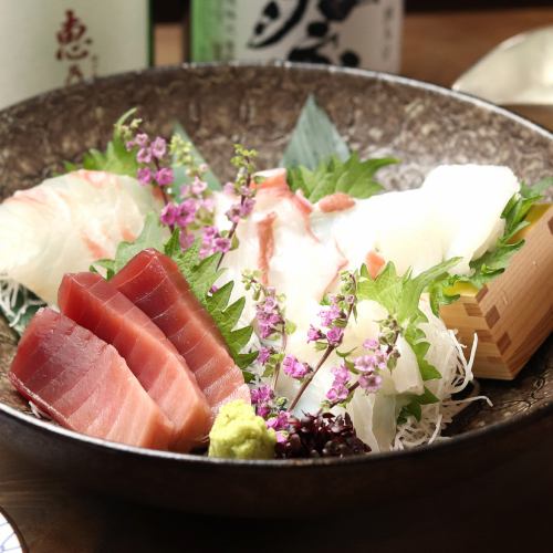 We prepare seasonal fresh fish with carefully selected sashimi ♪