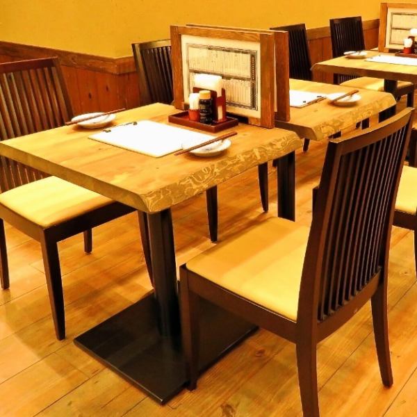 木目調の居心地のいいテーブル席は人数調整可能◆2名から最大10名前後まで。普段のご飲食～ご宴会にもご利用いただけます。
