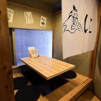 三条駅から徒歩6分なので、お仕事終わりのちょい飲みやデートなどにも最適！＃京都木屋町＃材木町＃京都＃裏路地＃誕生日＃記念日＃ネオン＃海鮮＃肉寿司＃おでん＃肉料理＃デート＃肉寿司＃大衆酒場＃出世サワー＃ボトルキープ＃深夜営業＃個室＃飲み放題※画像は京都河原町店のものになります。