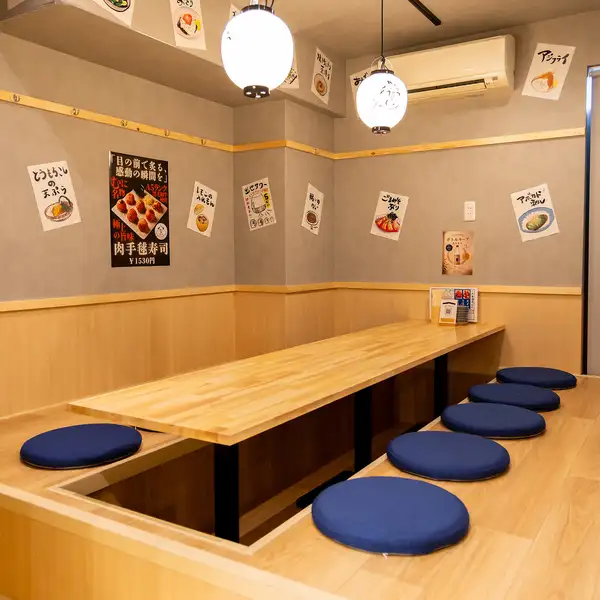 周りに気兼ねなく料理や会話を楽しめる、個室もご用意しています！大人数で宴会や飲み会に是非ご利用ください♪＃京都木屋町＃材木町＃京都＃居酒屋＃肉寿司＃肉＃個室＃飲み放題＃出世サワー＃フルーツサワー】　※画像は京都河原町店のものになります。