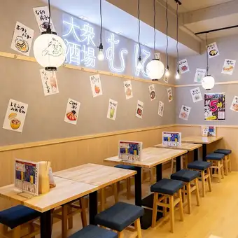 三条駅から徒歩6分なので、お仕事終わりのちょい飲みやデートなどにも最適！＃京都木屋町＃材木町＃京都＃裏路地＃誕生日＃記念日＃ネオン＃海鮮＃肉寿司＃おでん＃肉料理＃デート＃肉寿司＃大衆酒場＃出世サワー＃ボトルキープ＃深夜営業＃個室＃飲み放題※画像は京都河原町店のものになります。