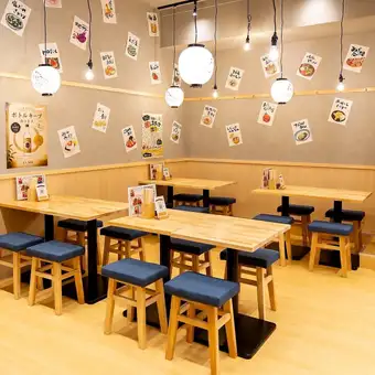 三条駅から徒歩6分なので、お仕事終わりのちょい飲みやデートなどにも最適！＃京都木屋町＃材木町＃京都＃裏路地＃誕生日＃記念日＃ネオン＃海鮮＃肉寿司＃おでん＃肉料理＃デート＃肉寿司＃大衆酒場＃出世サワー＃ボトルキープ＃深夜営業＃個室＃飲み放題※画像は京都河原町店のものになります。