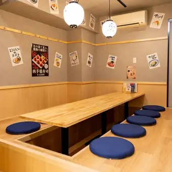 少人数様から大人数様まで大歓迎です♪木屋町での飲み会や女子会,宴会には当店で◎＃京都木屋町＃材木町＃京都＃裏路地＃誕生日＃記念日＃ネオン＃海鮮＃肉寿司＃おでん＃肉料理＃デート＃肉寿司＃大衆酒場＃出世サワー＃ボトルキープ＃深夜営業＃個室＃飲み放題※画像は京都河原町店のものになります。