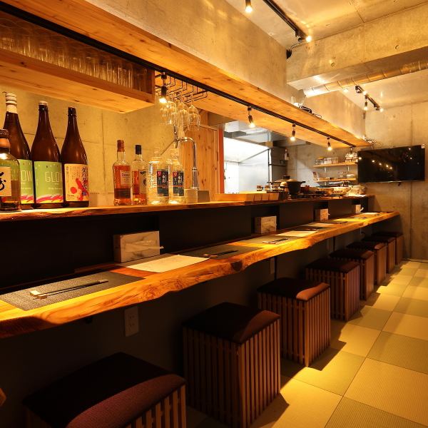 木を基調とした店内は、どこか懐かしさを感じる温かみのある空間になっております。落ち着いた雰囲気の中で、ゆったりとした時間をお過ごしいただけます。貸切のご利用も承っておますので、お気軽にご相談ください。特別なひと時を演出させていただきます◎上質で豊かな時間をお楽しみください♪