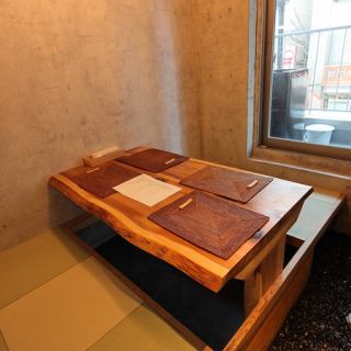 【掘りごたつ席　4×1】掘りごたつ席は、4名様までご利用いただける特別な空間です。足を伸ばしてリラックスしながら、温かみのある雰囲気の中で食事をお楽しみいただけます。ご家族や友人、仕事仲間との集まりに最適で、心地よいひとときをご提供いたします。ゆったりとした宴会や特別な時間をぜひお過ごしください♪