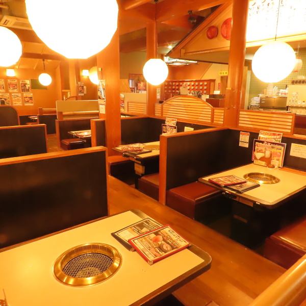 くつろぎのボックス席多数すべてのテーブルには焼肉用の無煙ロースターが設置されており、快適に食事が楽しめます。広めのボックス席はグループ利用にもぴったりで、周囲を気にせず会話もはずむ空間です。居心地の良さを追求したデザインです。