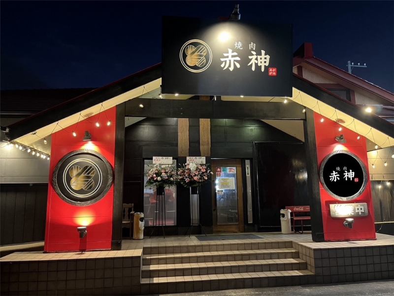 温もり感じる和風空間店内は木のぬくもりを感じられる落ち着いた和風空間。仕切り付きのボックス席が多く、プライベート感を大切にした設計です。柔らかな照明が空間をやさしく照らし、家族連れやカップルにも人気。落ち着いた雰囲気で、ゆったりとした時間を過ごせます。