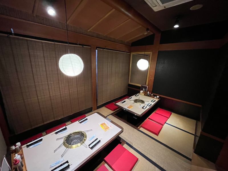 【完全個室の掘りごたつ席で和のひととき】和の趣が漂う掘りごたつ席は、足をのばしてゆったりとくつろげる人気の空間。畳と座布団の温かみが心を落ち着かせ、家族の団らんや大切な人との食事にもぴったりです。壁には大きな焼肉の写真が掲げられ、食欲をそそる演出も◎。落ち着いた雰囲気の中で、心ゆくまで焼肉を堪能できます。