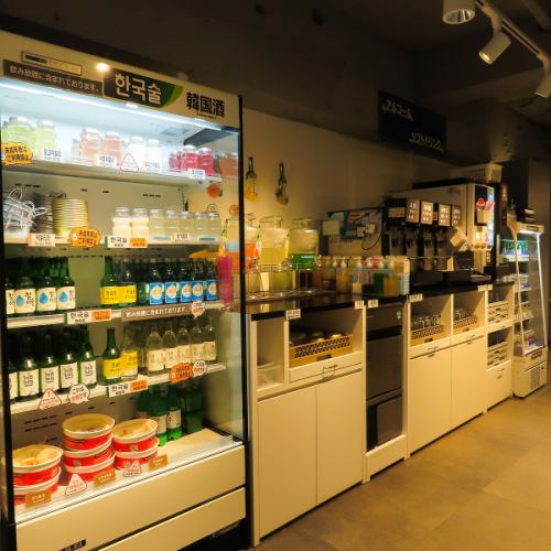 您可以在重现便利店风格的饮料角尽情畅饮。