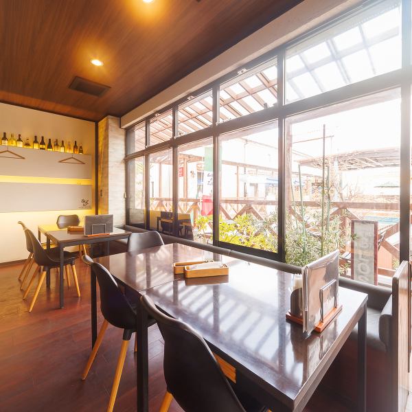 【テーブル席 7席×2名様】広々とした空間をご用意しています。友人や家族との食事、特別なディナーに最適です。落ち着いた雰囲気の中で、ゆったりとお食事をお楽しみいただけます。プライベート感を大切にした席で、楽しいひとときをお過ごしください。予約も承っておりますので、お気軽にお問い合わせください。