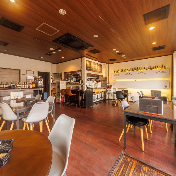 【貸切15名様からご利用可能♪】15名様から30名様までの貸切に対応しております。プライベートな空間で、大切なイベントやパーティーをお楽しみいただけます。オシャレな雰囲気の中、特別な時間を演出します。お料理やドリンクのご要望にも柔軟にお応えいたしますので、ぜひお気軽にご相談ください。