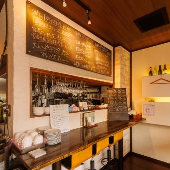 デートにぴったりのカウンター席。二人の距離が近く、特別なひとときを演出します。美味しい料理と共にお楽しみください。