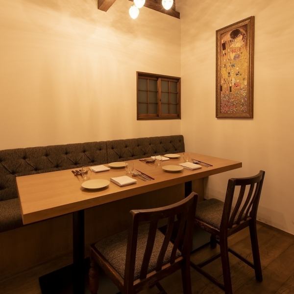 The private room is also recommended for entertainment, dinner, and dinner with friends.On the 2nd floor of the fashionable French restaurant "Kagurazaka choouchou", which is a renovation of an old folk house, we have a complete private room surrounded by doors and walls.The ceiling is high and you can spend a relaxing time.The simple interior makes it an easy-to-use private room for men and women of all ages.