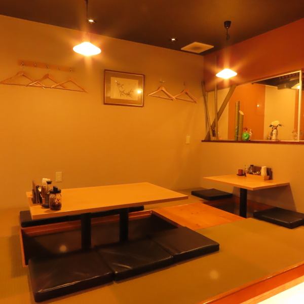 【ゆったりくつろげる掘りごたつ席】お友達同士での気軽な飲み会や、ご同僚との会社帰りの一杯など日常のシーンにピッタリの掘りごたつ席がございます。焼き鳥は幅広い年齢層に親しまれる、飲みの席にはもはや欠かせないメニュー。香ばしく焼き上げられた串焼きをテーブルに並べれば会話も弾んで楽しいお酒の席となります♪