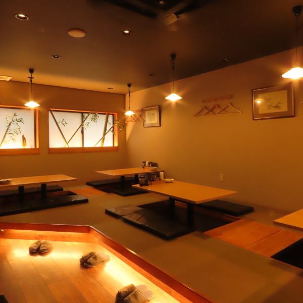 【和のテイストを嗜んだオトナたちの隠れ家空間】昨年改装したばかりの店舗は、お席や設備も綺麗でどなたにも快適にご利用いただけます◎店内に漂う炭火焼きの香りを愉しみながら、ゆったりとお食事を楽しめる隠れ家的なお店です。お客様にお寛ぎいただけるよう美味しい串焼きと豊富なお酒で心をこめておもてなしします！