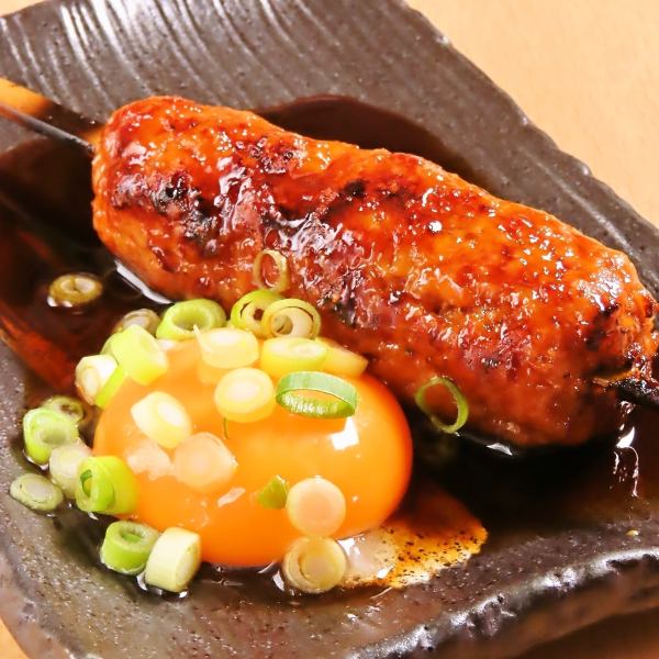 鳥八分店おすすめメニュー[２]◆創業以来の秘伝のタレ　名物黄身付きつくね焼き【460円税込み】