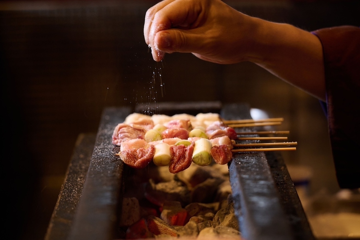 炭火で焼き上げる串焼きと本店直伝のタレは絶品の旨さ。日本酒&焼酎も楽しめるお店。