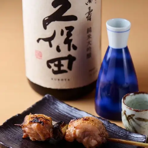 Charcoal-grilled yakitori paired with traditional sauces and a selection of fine sake that go perfectly with them.