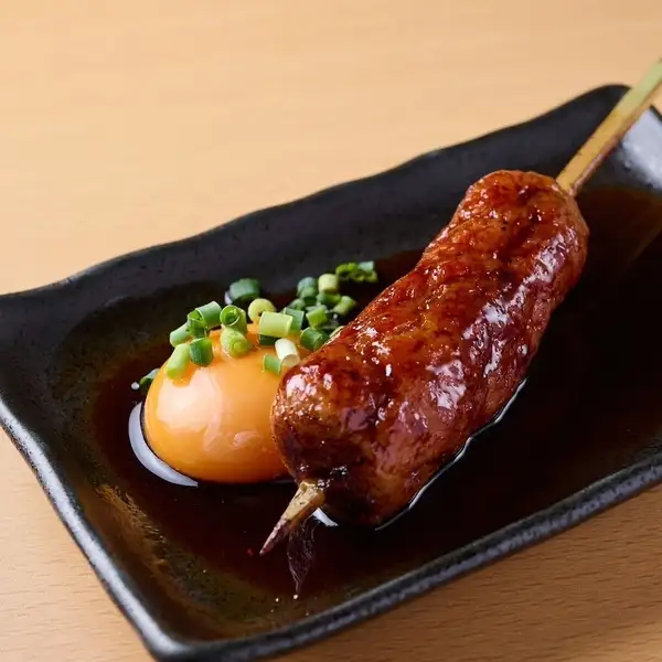 鳥八分店おすすめメニュー[２]◆創業以来の秘伝のタレ　名物黄身付きつくね焼き【460円税込み】