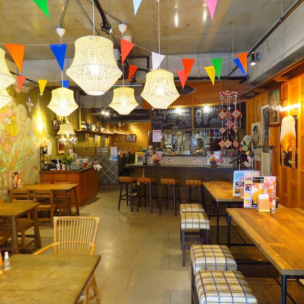 【ランチやカフェタイムも営業中★】タイの雰囲気を味わうことができる可愛い店内になっております♪お昼でも夜でもゆったりとお過ごしください！テーブル席やソファー席もご用意しておりますので、女子会でもおしゃれに夜カフェ使いにも◎