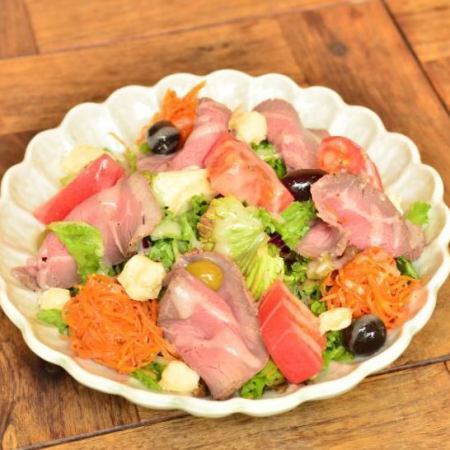 Salad with lots of ingredients