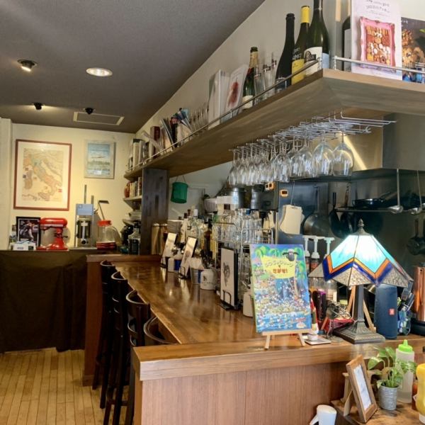 Feel free to use the L-shaped counter even if you are alone! You can chat with the staff or relax by yourself...It's a shop that values the connections between people.The walls are decorated with stylish blackboards and clothes, creating a casual atmosphere.