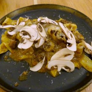 牛肉蘑菇肉酱 - 宽面条