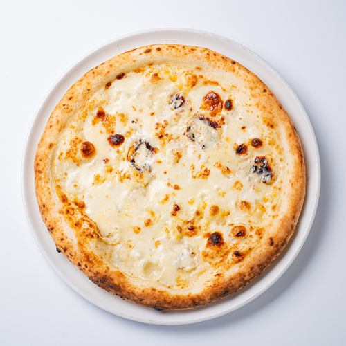 融化的披萨配上 4 种奶酪