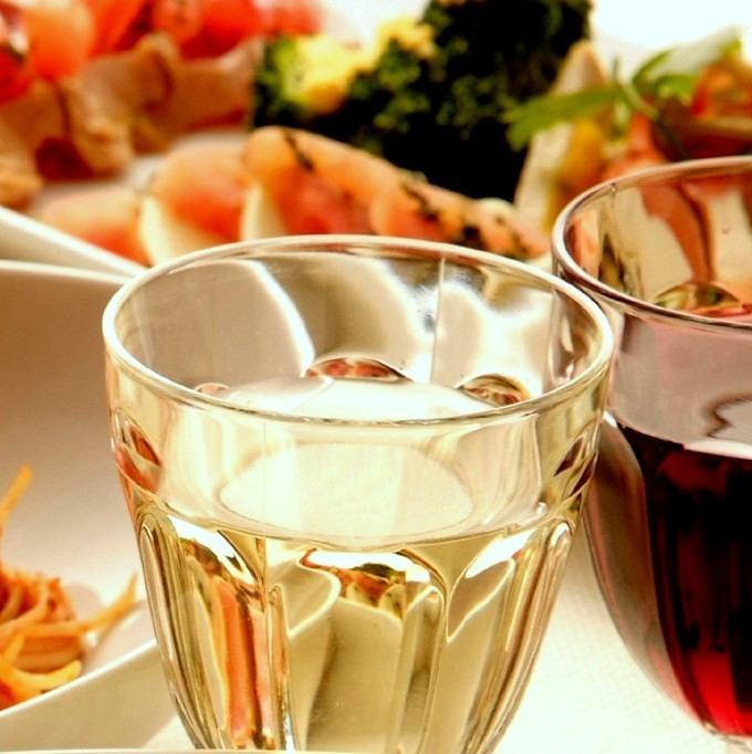 All-you-can-drink from 1,628 yen for 60 minutes, including draft beer, wine, and sangria.