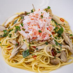 红雪蟹和蘑菇peperoncino