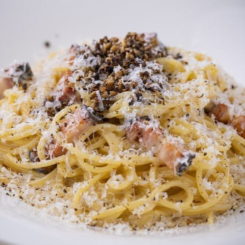 Luxurious carbonara made with "Shimokawa Rokuo Enzyme Egg" and black truffle aroma