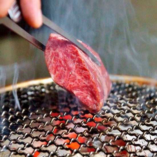 검은 털 일본소를 전문으로 취급하는 고기 고기를 즐길 수 있습니다.