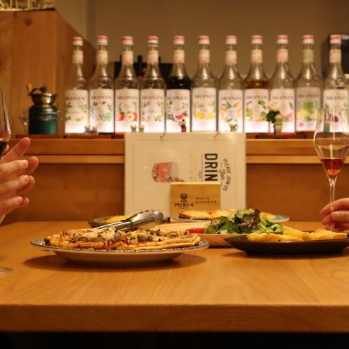 ご家族でのお食事や、会社帰りの同僚とのちょっとした飲み会にも最適な4人掛けテーブルをご用意！皆さんで美味しい料理とお酒を、心ゆくまでご堪能下さい。