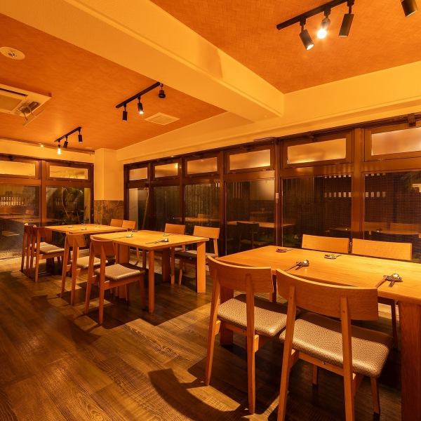 開放感のある落ち着いたテーブル席は、人数に応じてレイアウト変更ができ、宴会や忘年会などの幅広いシーンに最適です。ゆったりとした空間で会話も弾みやすく、同僚との食事会や友人同士の集まりにもぴったり。最大28名様で着席いただけるため、大人数のご利用でも安心してお過ごしいただけます♪