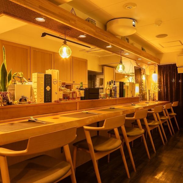 イタリア料理がメインでありながら、店内のカウンターは和の趣が漂う落ち着いたまい。暖かな木のぬくもりに包まれ、ゆったりと過ごせるくつろぎ空間を演出しています。また、ドリンクメニューも豊富に取り揃えており、珍しいカクテルやワインなど多彩な一杯をお楽しみいただけます♪