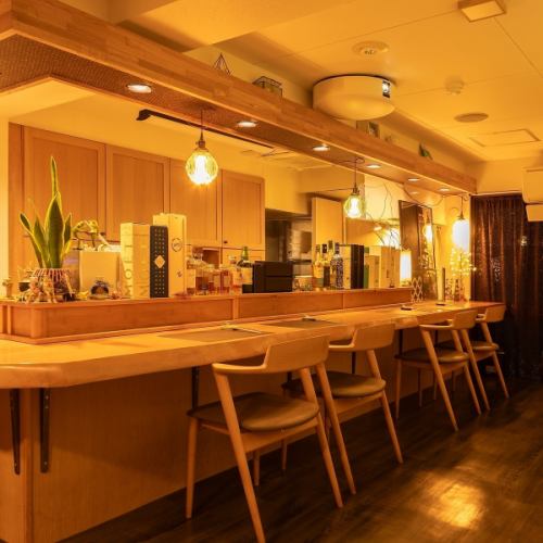 お一人様でのしっぽり呑みや仕事終わりのサク呑み、デートにもぴったりなカウンター席。シックで落ち着いた雰囲気でごゆっくりとお過ごしいただけます。