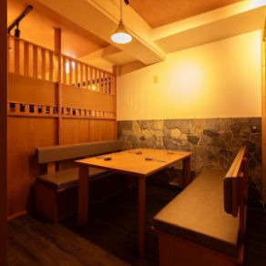 デートやお二人でのお食事には2名様掛けのお席がございます。特別な日のお食事にはコース料理をおすすめしております。