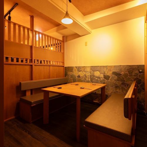 デートやお二人でのお食事には2名様掛けのお席がございます。特別な日のお食事にはコース料理をおすすめしております。