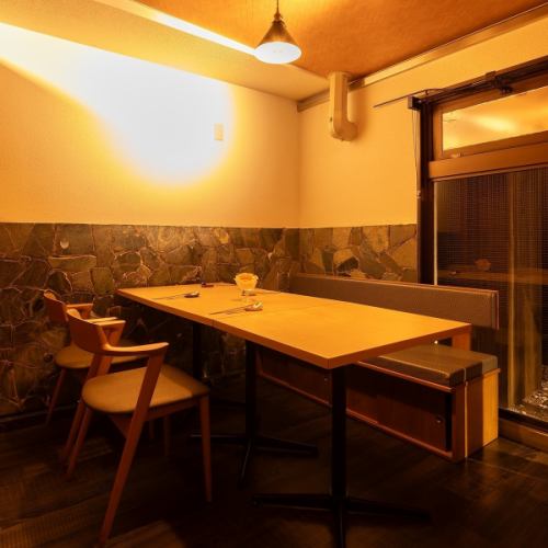 仕事帰りにサクッと◎暖かな照明と木目調のテーブルで、落ち着いた和の雰囲気でごゆっくりお過ごし下さい！また、席間隔も広く保ちながら、安心してお食事をお楽しみいただけます♪