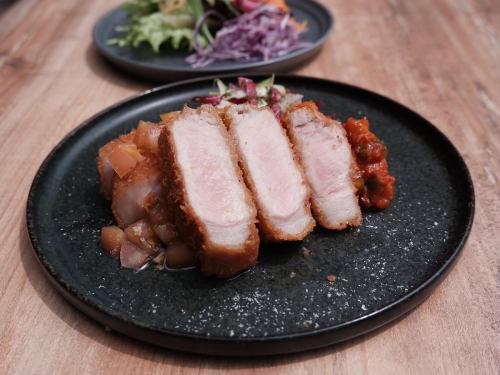 이토시마 돼지의 두꺼운 커틀릿 (스프, 샐러드 포함)