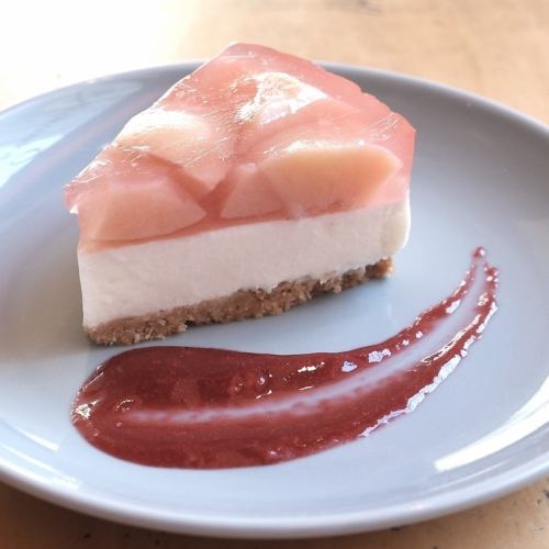 季節のケーキ　桃のレアチーズケーキ