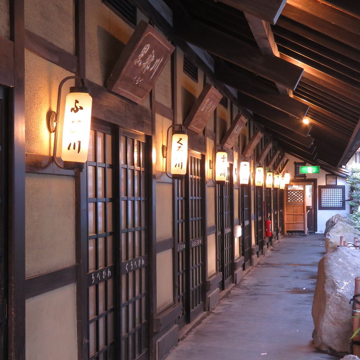 All rooms are private rooms with a lot of digging (Japanese-style seats).
