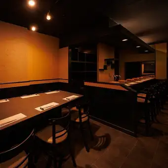 木の温もりを感じる落ち着いた店内に配されたテーブル席は、肩肘張らずに本格鮨を楽しめる心地よい空間。ご友人とのお食事やご家族での利用にも最適で、ゆったりと会話を楽しみながら食事が進みます。程よい距離感の席配置で、周囲を気にせず自分たちの時間を過ごせるのも魅力のひとつです。