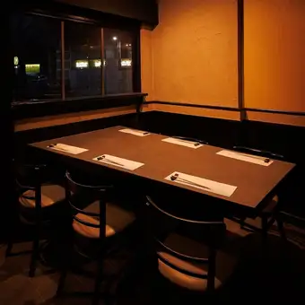 上質でありながらも気取らない雰囲気のテーブル席は、デートや女子会、ちょっとした会食にぴったり。鮨店ならではの落ち着きを感じつつもリラックスして過ごせるため、初めての方でも安心して利用いただけます。美味しい鮨とともに、自然と会話が弾むひとときを演出します。