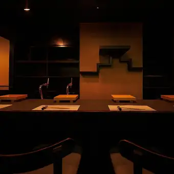 カウンター席では、熟練の職人が一貫ずつ丁寧に握る様子を目の前でお楽しみいただけます。包丁さばきや仕込みの美しさ、ネタの香りまで五感で味わえる贅沢な空間。会話を交えながらおすすめを楽しめるのも魅力で、鮨の奥深さをより一層感じられる特等席です。